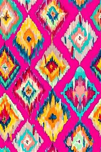 طرح ایکات رنگارنگ با پس‌زمینه صورتی جیغ برای پوستر دیواری فانتزی، مزون‌های لباس و چاپ روی شال و پارچه‌های مبلی مدرن