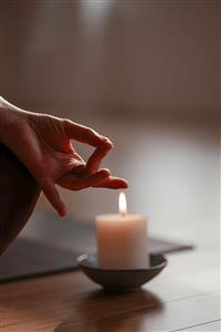 تصویر مفهومی یوگا و مدیتیشن با شمع روشن برای پوستر دیواری سالن یوگا، باشگاه ورزشی بانوان و مراکز ماساژ و آرامش