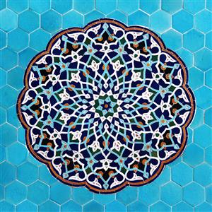 طرح کاشی‌کاری سنتی با نقوش اسلیمی و رنگ فیروزه‌ای خیره‌کننده مناسب برای پوستر دیواری لابی هتل و تابلوی دکوراتیو رستوران‌های سنتی