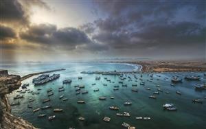 نمای هوایی بندر چابهار و قایق‌های صیادی برای پوستر دیواری اماکن گردشگری، هتل‌ها و لابی ساختمان‌های لوکس