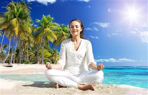 تصویر زن در حال مدیتیشن در ساحل استوایی مناسب پوستر دیواری مراکز یوگا، اسپا و اتاق استراحت