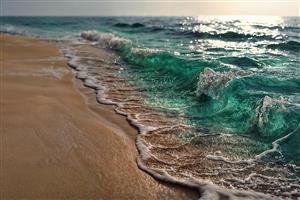 پوستر دیواری منظره دریای فیروزه‌ای و ساحل شنی مناسب سالن‌های ماساژ، استخر و هتل