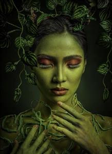 پوستر دیواری مفهومی زن با پوست سبز و برگ‌های پیچک مخصوص دکوراسیون مراکز اسپا، ماساژ و مدیتیشن