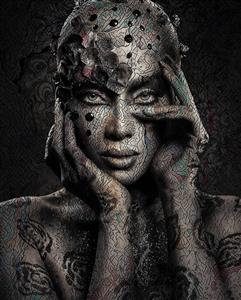 طرح سورئال چهره زن با بافت سنگی و تزئینات مرواریدی مناسب برای پوستر سه بعدی فضاهای هنری و خاص