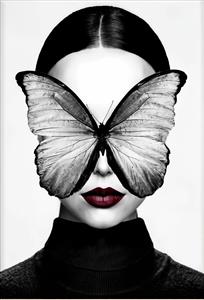 پرتره هنری سیاه و سفید زن با پروانه روی صورت مناسب برای تابلو دکوراتیو آرایشگاه زنانه و کلینیک زیبایی