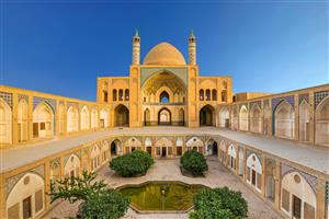 نمای پانوراما از حیاط مسجد آقابزرگ کاشان برای چاپ پوستر سنتی و تابلو فرش ایرانی