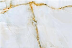 کاغذ دیواری طرح سنگ مرمر کریستالی سفید با رگه‌های درشت طلایی انتخابی عالی برای تالارهای پذیرایی، لابی ویلا و دیوار پشت کاناپه