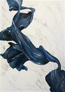 نقاشی انتزاعی مدرن با طرح پارچه حریر آبی روی سنگ مرمر سفید مخصوص پوستر دیواری عمودی سالن‌های آرایش، مزون‌ها و پرده‌های تصویری