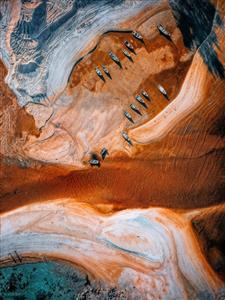 عکس هوایی از قایق‌های رها شده در ساحل کویری با تنالیته نارنجی و فیروزه‌ای ویژه تابلوهای دکوراتیو و دفاتر معماری