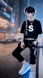 استایل خیابانی پسر جوان با لباس‌های مشکی و کفش‌های نورانی در شهر مدرن مناسب برای پوستر دیواری اتاق نوجوان و گیمینگ