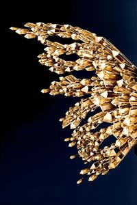 تصویر انتزاعی کریستال‌های طلایی به شکل بال فرشته با پس‌زمینه تیره مناسب برای پوستر دیواری لوکس پشت تلویزیون و دکوراسیون تالارهای پذیرایی و لابی