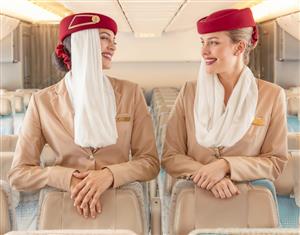 عکس باکیفیت مهمانداران هواپیمایی امارات با اونیفورم رسمی مناسب چاپ پوستر دیواری برای آژانس‌های هواپیمایی و دکوراسیون دفاتر خدمات مسافرتی و گردشگری