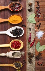 قاشق‌های چوبی چیده شده با پودرهای رنگی ادویه مخصوص پوستر دیواری باریک و تابلوی دکوراتیو راهرو رستوران‌های لوکس