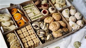 عکس باکیفیت انواع شیرینی سنتی و مجلسی ایرانی چیده شده در جعبه مناسب چاپ پوستر دیواری قنادی و تابلوی دکوراتیو کافه قنادی