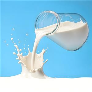 تصویر استوک پاشش شیر از پارچ شیشه‌ای روی پس‌زمینه آبی برای تبلیغات لبنیات، پوستر دیواری آشپزخانه و دکور فروشگاه‌های مواد غذایی