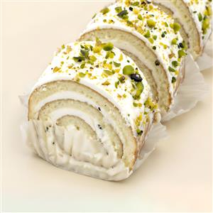 عکس تبلیغاتی رولت خامه‌ای با تزیین خلال پسته برای منوی کافه، پوستر دیواری آشپزخانه و کافی‌شاپ یا چاپ روی ماگ و بشقاب