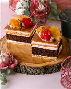 عکس باکیفیت کیک شکلاتی با میوه تابستانی مخصوص پوستر دیواری کافی‌شاپ، مطبخ و چاپ روی منوی رستوران و کافه