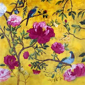 طرح سنتی مرغ و گل با پس‌زمینه زرد خردلی و گل‌های پیونی زرشکی برای پوستر دیواری سنتی، لابی هتل و دکوراسیون کلاسیک ایرانی