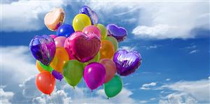 منظره آسمان آبی و ابرها با بادکنک های رنگارنگ قلبی شکل ویژه پوستر دیواری مهدکودک، اتاق بازی و تزیینات جشن تولد