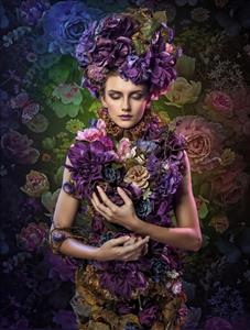 تصویر مفهومی زن در میان گل‌های ارکیده و رز بنفش با نورپردازی ملایم ویژه پوسترهای عمودی و اتاق مستر