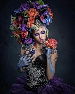 طرح گرافیکی فشن زن با لباس پروانه‌ای و تم بنفش تیره مناسب برای دیوارهای تزئینی گالری و اتاق خواب