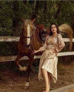 مدل زن با اسب قهوه‌ای در طبیعت بکر ویژه پوستر دیواری ویلا، باشگاه سوارکاری و دکوراسیون اتاق نشیمن با تم روستیک