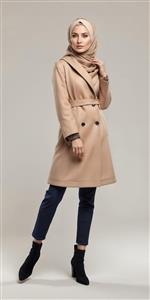 استایل حجاب مدرن با پالتوی کرم روشن و کفش مشکی ویژه پوستر دیواری آتلیه عکاسی و تبلیغات پوشاک اسلامی و برندهای مد