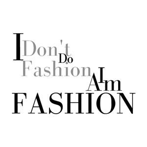 تایپوگرافی انگلیسی مد و فشن I am Fashion با طراحی مینیمال سیاه و سفید ویژه پوستر دیواری مزون، بوتیک و اتاق لباس