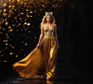 پوستر دیواری لاکچری زن در لباس طلایی با تم ذرات درخشان معلق ویژه دکوراسیون پشت تلویزیون و لابی