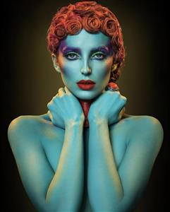 تصویر هنری چهره زن با موهای فر قرمز و پوست فیروزه‌ای ویژه تابلوهای دکوراتیو و پوستر دیواری مدرن آرایشگاه زنانه