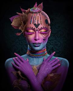 طرح خلاقانه چهره زن با المان‌های بومی و سنتی برای چاپ روی کوسن، ماگ و پوستر دیواری گالری‌های هنری و کافه