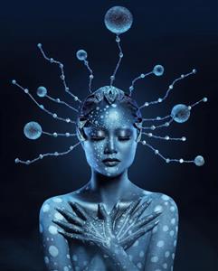 تصویر گرافیکی زن فانتزی با تم کهکشانی و رنگ‌های آبی تیره مناسب برای پوستر دیواری عمودی در اتاق خواب نوجوان و گیمینگ روم