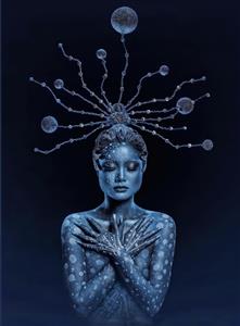 پوستر سه بعدی مدرن با طرح سورئال زن آبی پوش و اکسسوری‌های کریستالی ایده آل برای نصب در لابی هتل و تالارهای پذیرایی