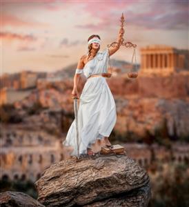 تصویر باکیفیت فرشته عدالت (بانوی عدالت) با ترازو و شمشیر مناسب برای پوستر دیواری دفاتر وکالت، موسسات حقوقی و تابلو دکوراتیو