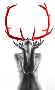 عکس هنری سیاه و سفید زن با شاخ‌های گوزن قرمز رنگ ویژه پوستر دیواری خاص آتلیه عکاسی، آرایشگاه‌های مدرن و مزون‌های لباس