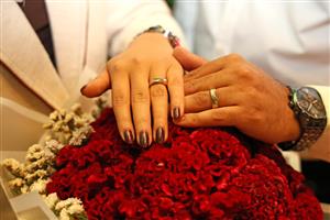دست ها و حلقه های ازدواج زوج جوان ایرانی در سالگرد ازدواج