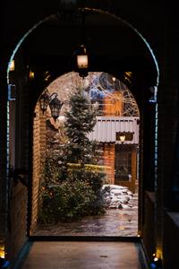 پنجره زمستانی رو به یک منظره زیبا در زمستان