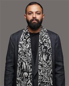 پوستر هنری صابر ابر بازیگر مشهور سینمای ایران با شال چاپی مفهومی برای دکور کافه، گالری و اتاق هنرمندان