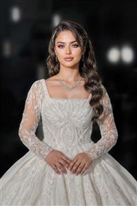 پرتره عروس زیبا با لباس توری کار شده و آرایش کلاسیک ایرانی مناسب برای پوستر دیواری مزون‌های لباس عروس و آرایشگاه‌های زنانه