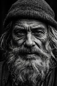 پرتره سیاه و سفید پیرمرد با چهره پرجزئیات و کلاه بافتنی مناسب برای تابلوهای هنری و کافه رستوران