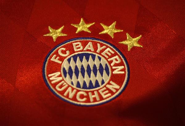 حدود مارس 2014 - برلین لوگوی باشگاه فوتبال اف سی بایرن موئنخ روی پیراهن رسمی باشگاه برلین