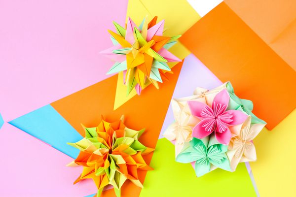 کوسوداماهای اوریگامی رنگارنگ در زمینه کاغذ روشن
