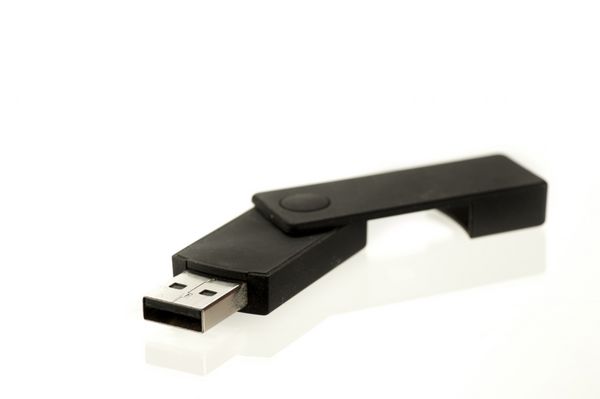 استیک USB مدرن روی سفید