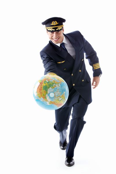 مردی با لباس خلبان با کره ای بر روی زمینه سفید