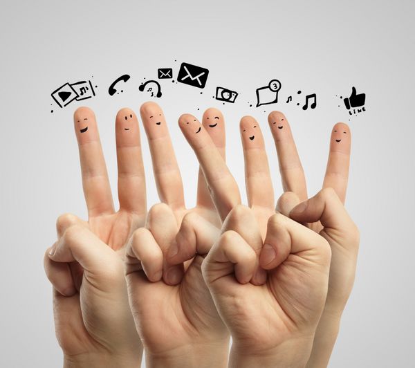 گروه شاد شکلک های انگشتی با علامت چت اجتماعی و حباب های گفتار نمادها انگشتان نشان دهنده یک شبکه اجتماعی
