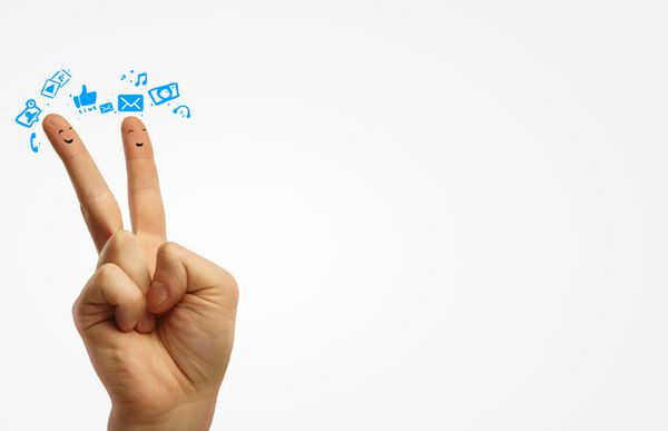 چند شکلک انگشتی شاد گروه شاد شکلک های انگشتی با علامت چت اجتماعی و حباب های گفتار نمادها انگشتان نشان دهنده یک شبکه اجتماعی