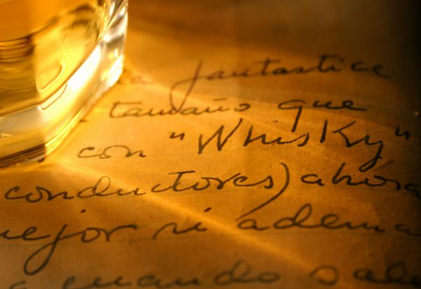 لیوان ویسکی با سایه و ویسکی که در دفتر خاطرات قدیمی نوشته شده است
