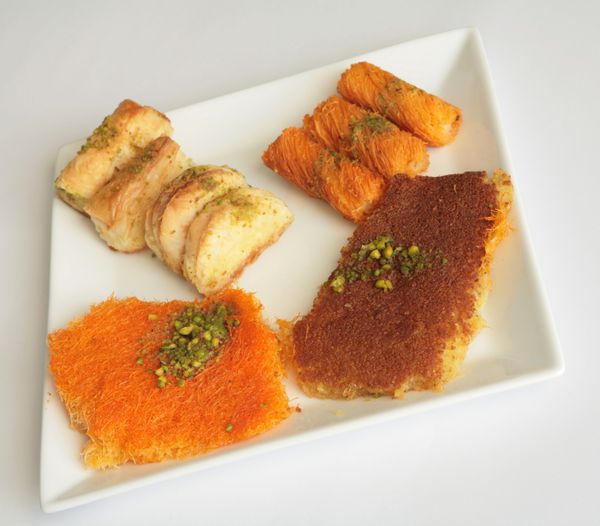 شیرینی های پنیر شیرین عربی یک غذای سنتی ماه مبارک رمضان در خاورمیانه