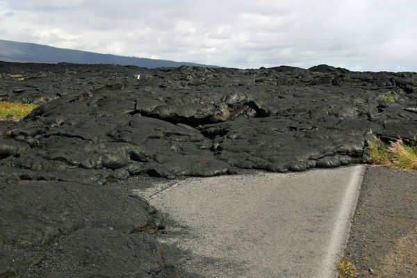 جاده پوشاننده میدان گدازه در پارک ملی آتشفشان هاوایی جاده چاله های زنجیره ای