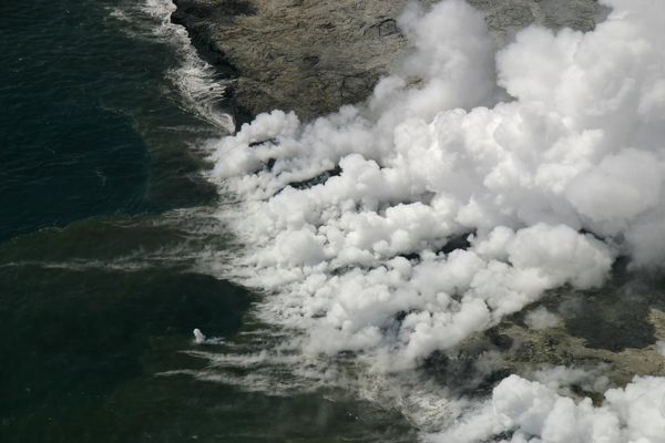 جریان گدازه Kilauea وارد اقیانوس می شود چهل و چهار هکتار از قفسه آتشفشانی تصویر پنج روز بعد در 28 نوامبر 2005 در اقیانوس فرو ریخت پارک ملی آتشفشان هاوایی